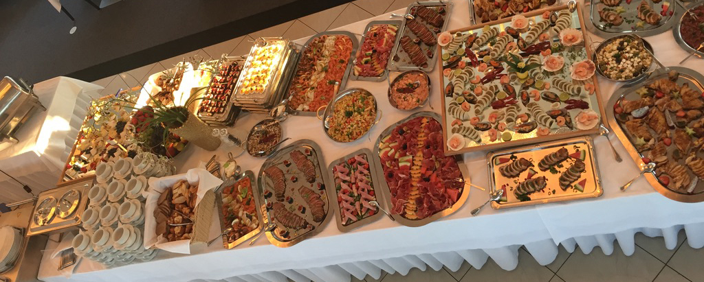 A table full of delicous food !